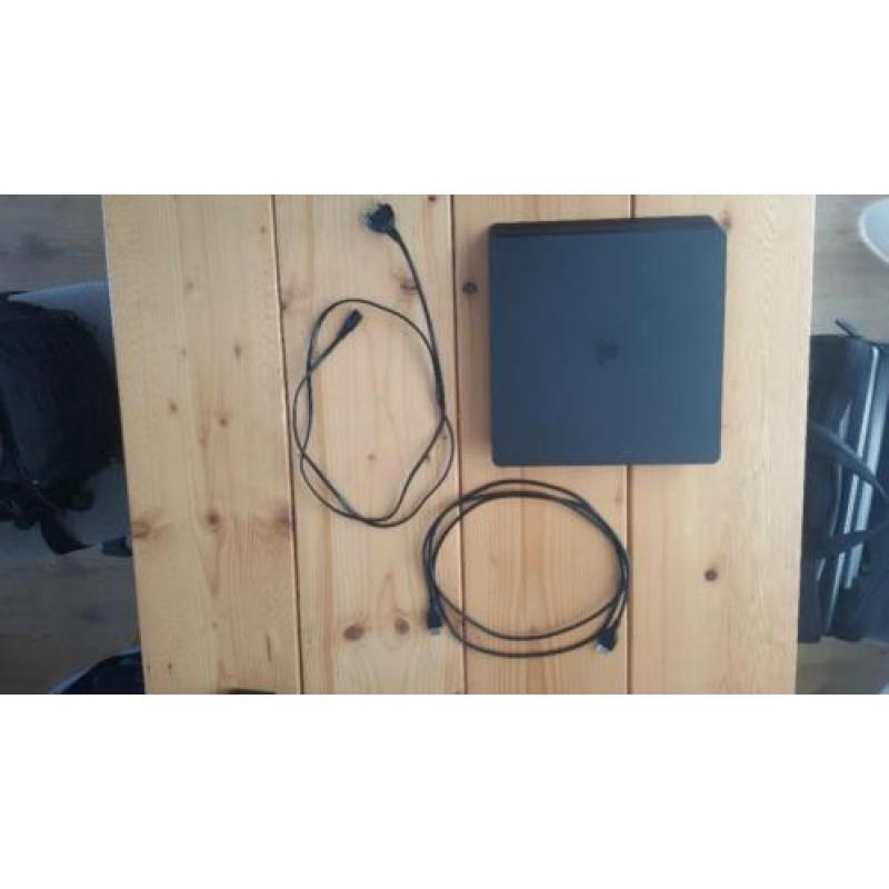 PlayStation 4 (PS4) 1TB + 2 controllers + 4 spellen