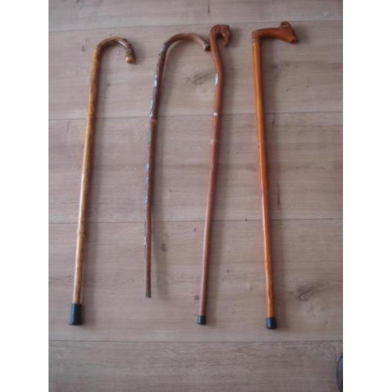 houten wandelstokken met houtsnijwerk en emblemen